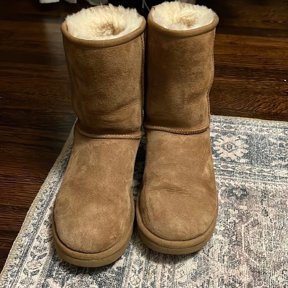 UGG Classic II Size 7, Chestnut